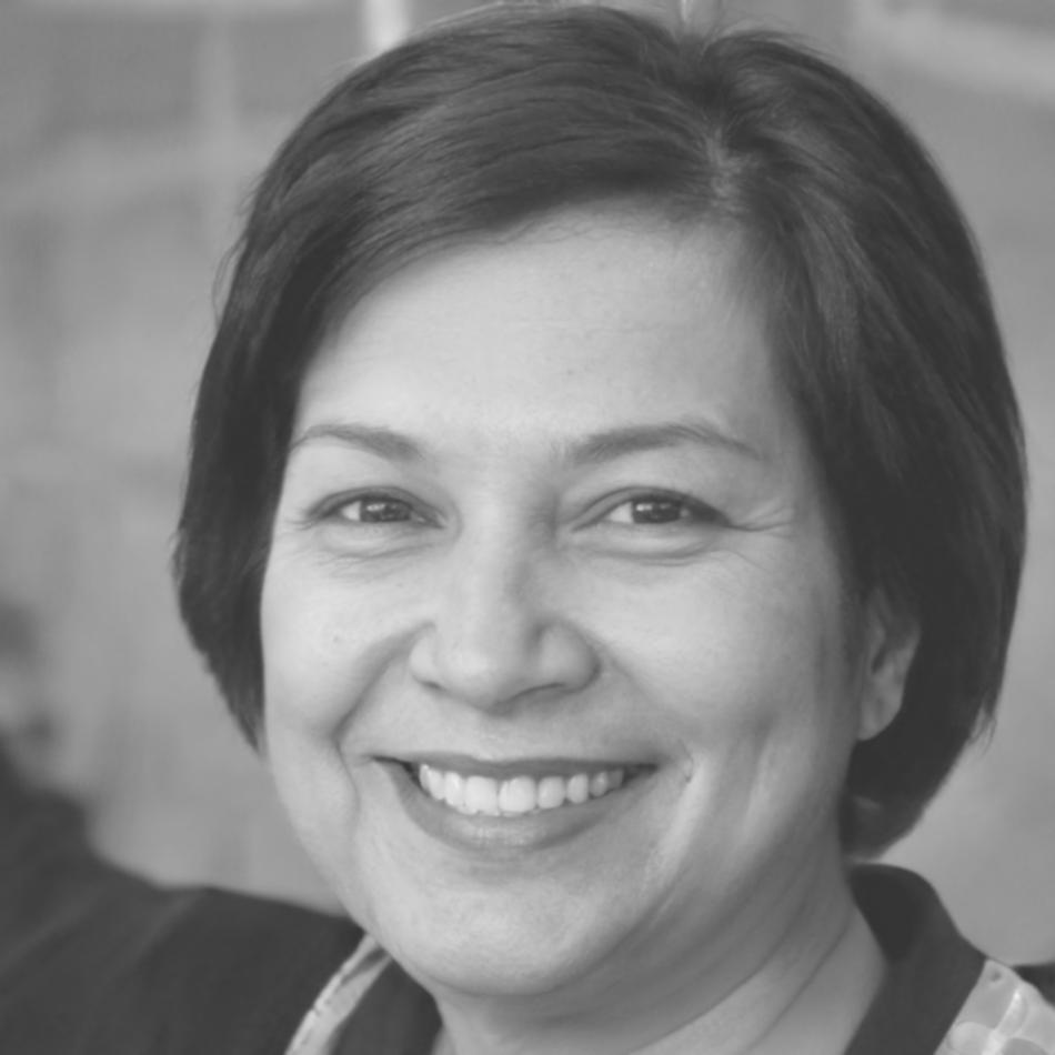 Retrato profesional de Luna Cervantes, instructora especializada en investigación de experiencia de usuario