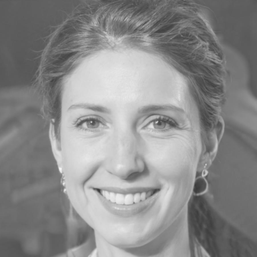 Retrato profesional de Esperanza Villarreal, instructora especializada en arquitectura de información